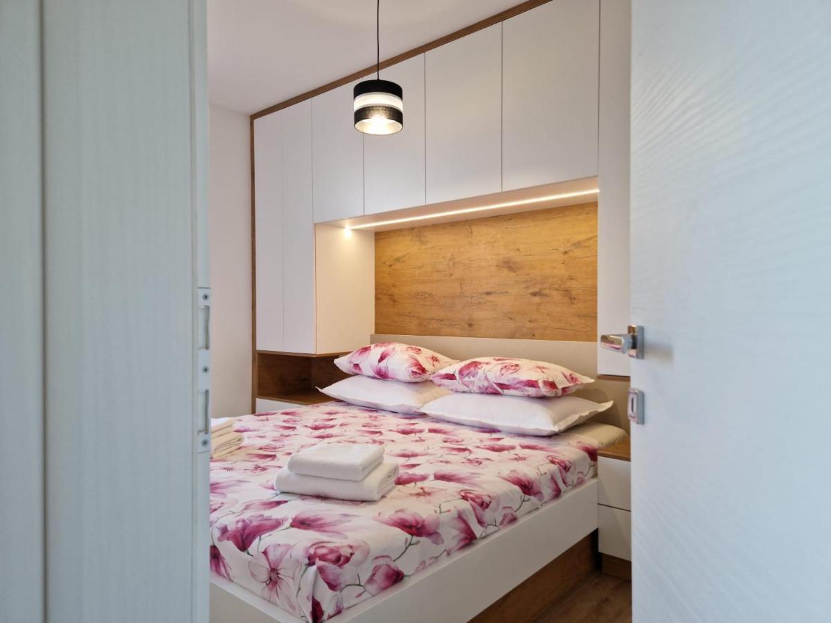 Apartman Marcelina 1 With Private Pool Трогір Екстер'єр фото